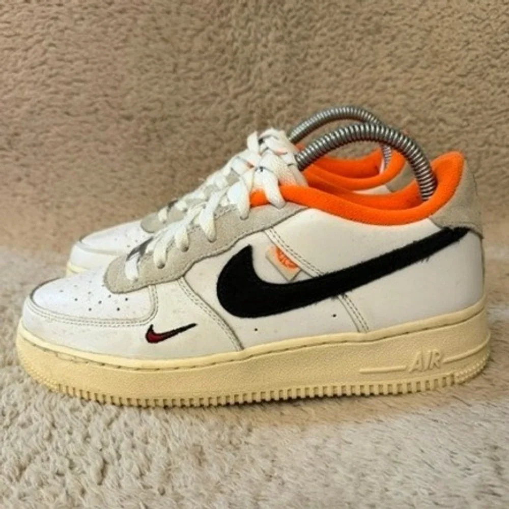 Nike Air Force 1 Low White Black Basketball DX3361-100 Kids Size 6Y Damaged